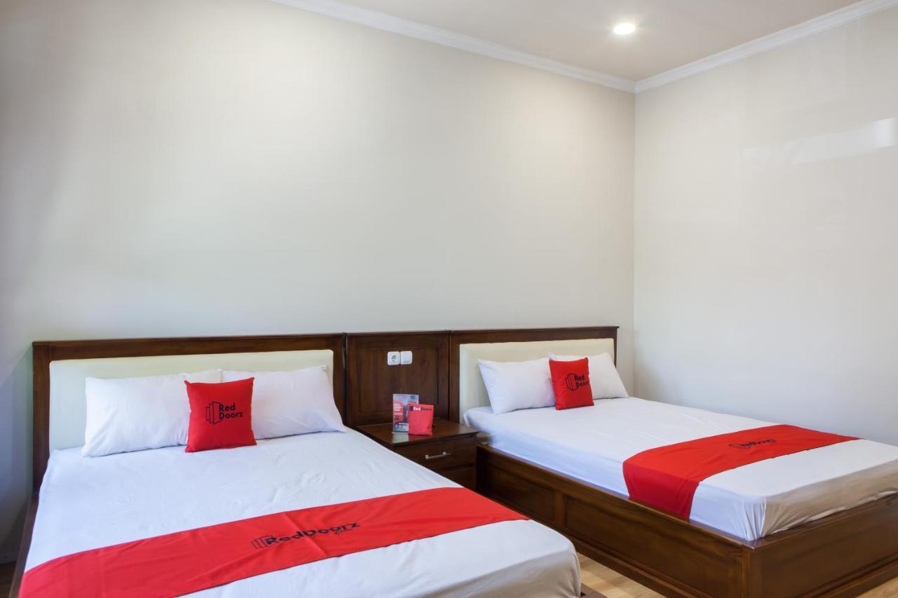 Reddoorz Plus Near Mall Roxy Banyuwangi Banyuwangi  Ngoại thất bức ảnh